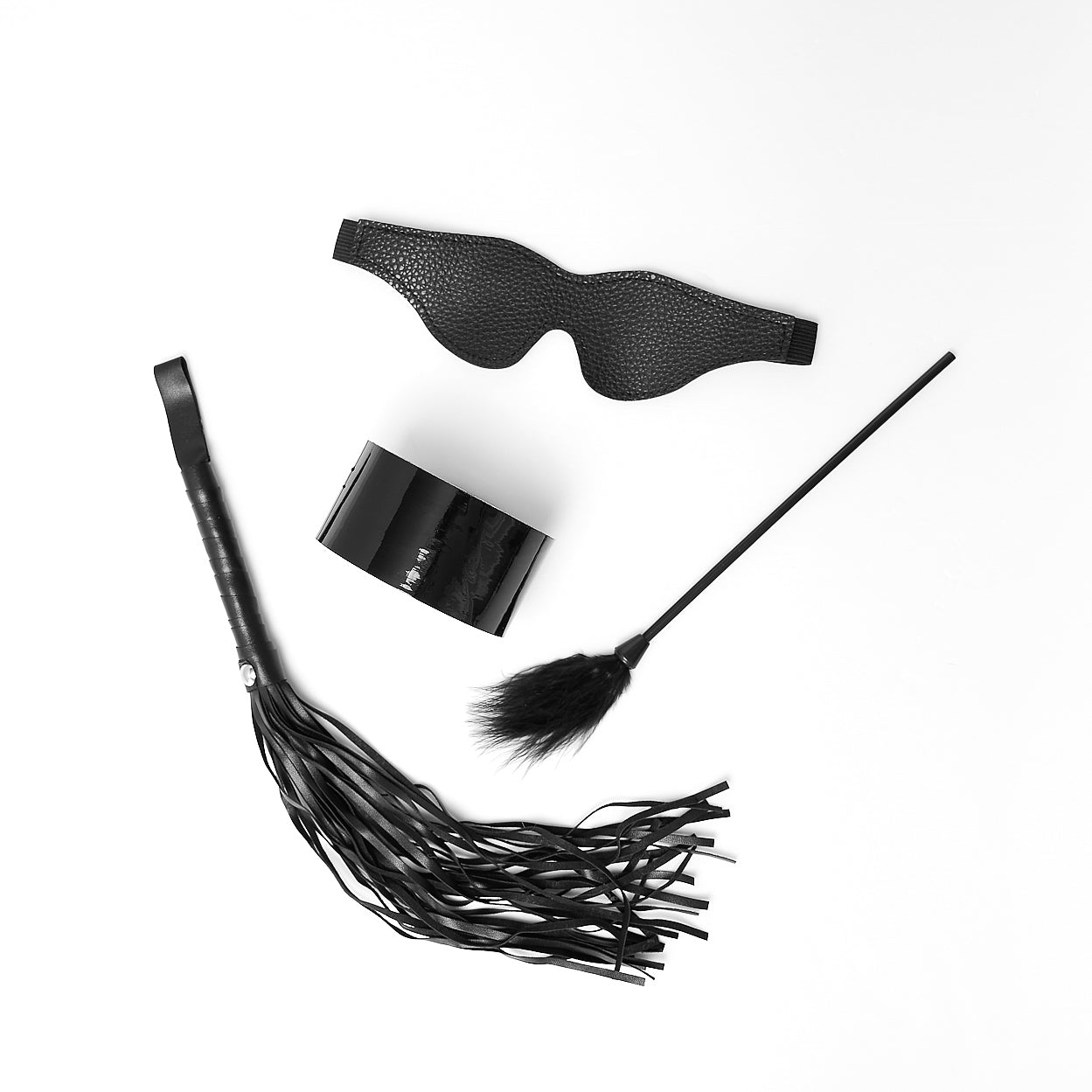 Dark Temptation: Kit de Sumisión de Latigo, Pluma, antifaz cero visión y cinta masking tape brillante